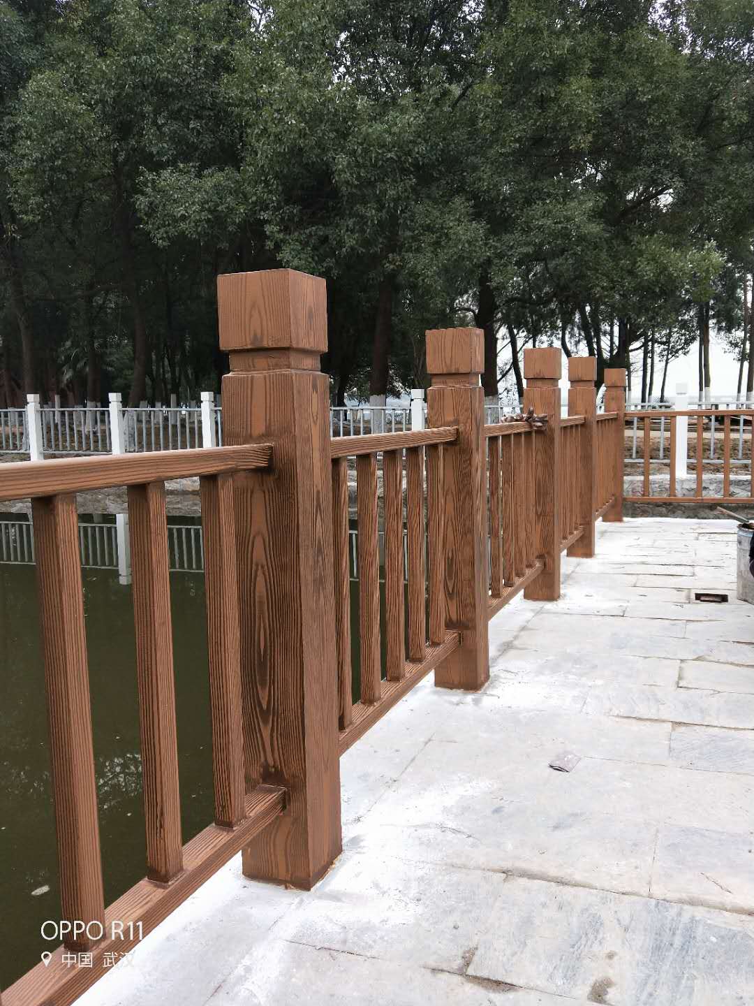 沈阳河道护栏木纹漆施工项目